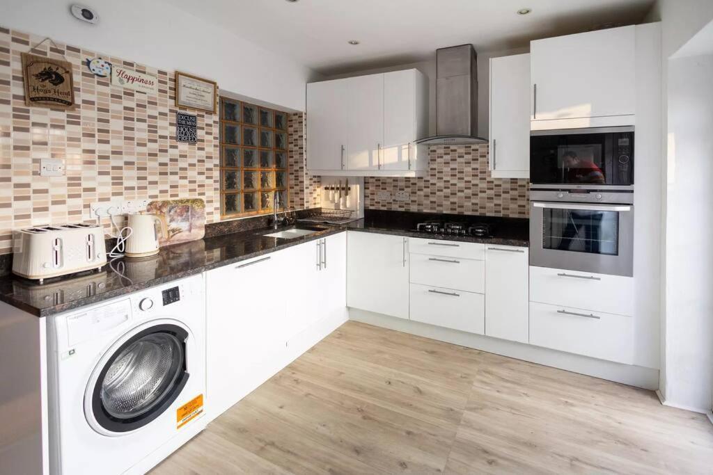 Hogwarts Hideaway Themed Property Watford  Luaran gambar