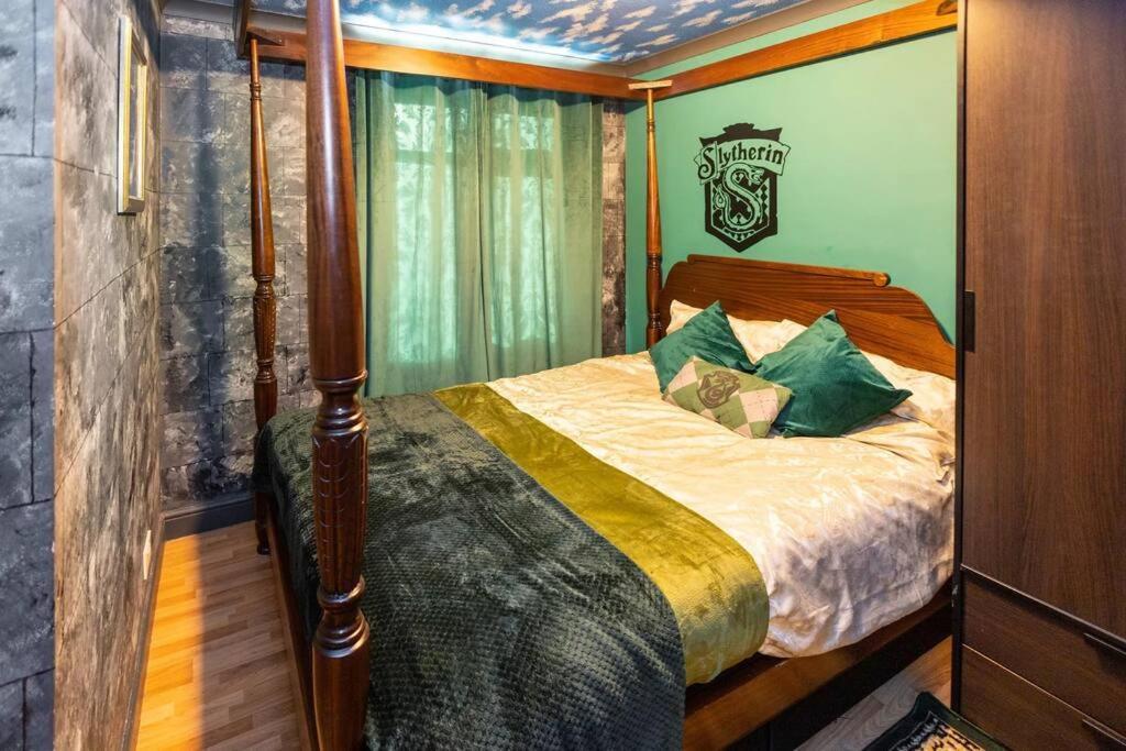 Hogwarts Hideaway Themed Property Watford  Luaran gambar