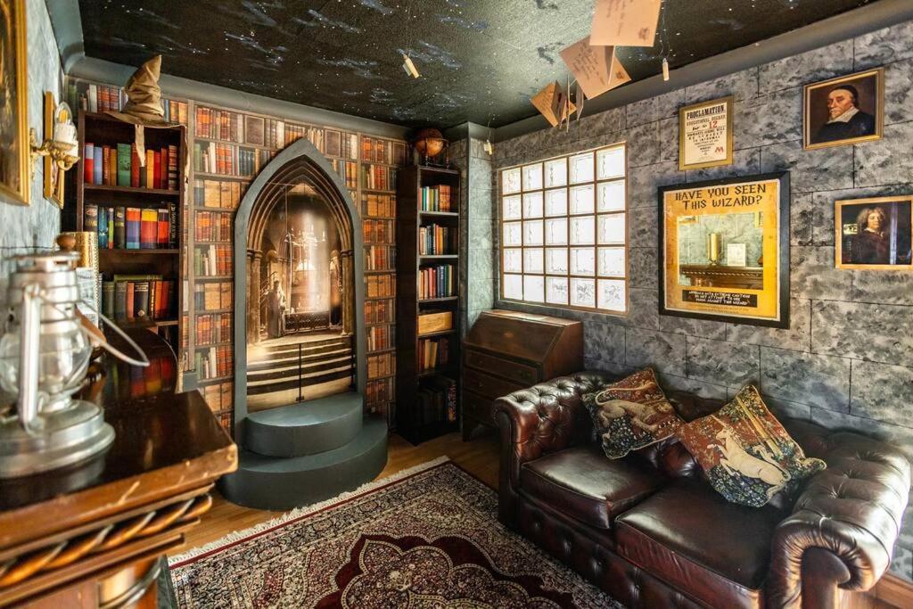 Hogwarts Hideaway Themed Property Watford  Luaran gambar