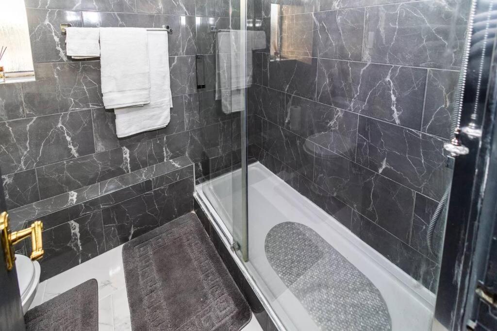 Hogwarts Hideaway Themed Property Watford  Luaran gambar