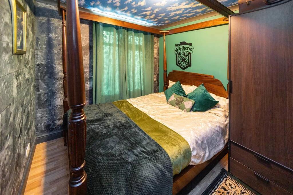 Hogwarts Hideaway Themed Property Watford  Luaran gambar